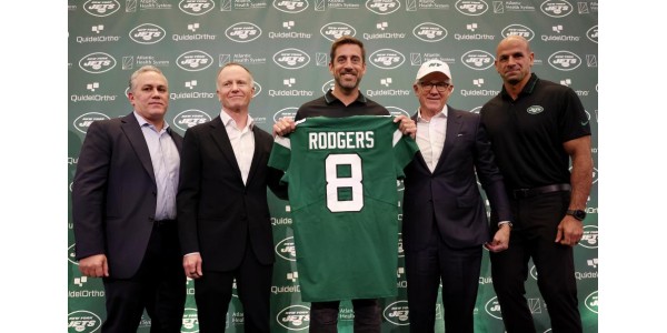 Aaron Rodgers pukeutuu New York Jets -paitaan nro 8